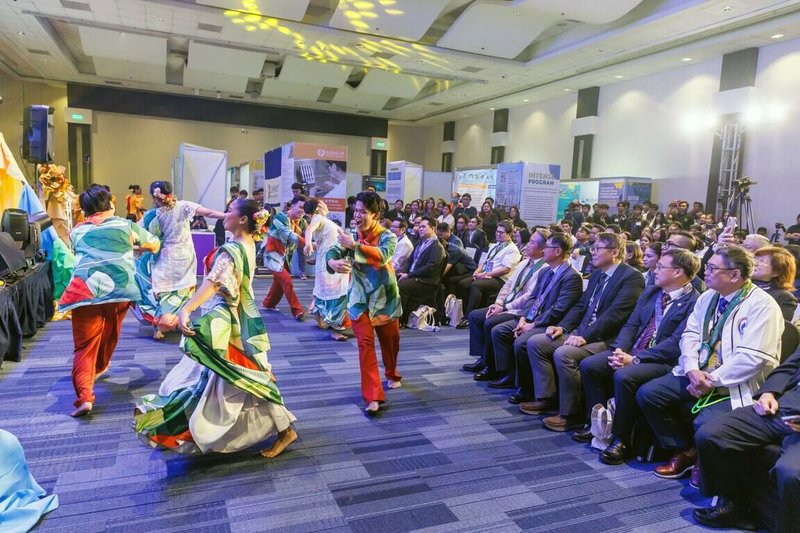 菲律賓海外教育展13日在馬尼拉舉行,國立布拉坎大學(Bulacan State University)安排精彩的傳統舞蹈表演,台菲雙方透過深度文化互動,為高教合作奠定堅實友誼基礎。(國立中興大學提供)中央社記者林行健馬尼拉傳真 115年4月14日