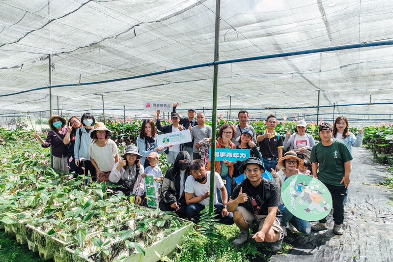 屏東「青農即戰力人才培育計畫」推動18至45歲青年返鄉、留鄉從農及智慧農業轉型，課程中帶領學員實地見學參訪。（屏東縣政府勞動暨青年發展處提供）中央社記者黃郁菁傳真　115年4月14日