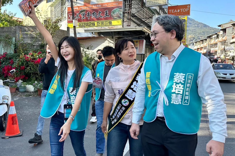 民進黨選對會14日建議徵召法務部政務次長黃世杰(右1)參選桃園市長,黨籍市議員黃瓊慧(左1)說,「這是非常好的決定」,黃世杰對桃園建設瞭若指掌,除了在地連結性夠還是「政策控」,對理性的桃園選民來說能端出政策牛肉吸引大家目光。(民進黨籍桃園市議員黃瓊慧提供)中央社記者吳睿騏桃園傳真 115年4月14日