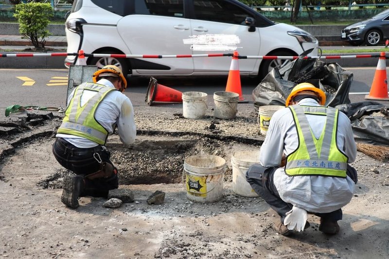 新北市板橋區縣民大道與民生路口14日發生路面爆裂意外，台電獲報派員搶修，初判為白蟻咬壞高壓電纜釀禍。（工務局提供）中央社記者王鴻國傳真　115年4月14日