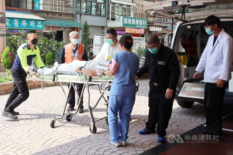 苗栗縣通霄鎮白沙屯拱天宮媽祖進香隊伍12日起駕，不少信徒體力不支、水喝太少，硬撐遶境被送進急診。圖為示意圖。中央社記者趙麗妍攝　115年4月14日