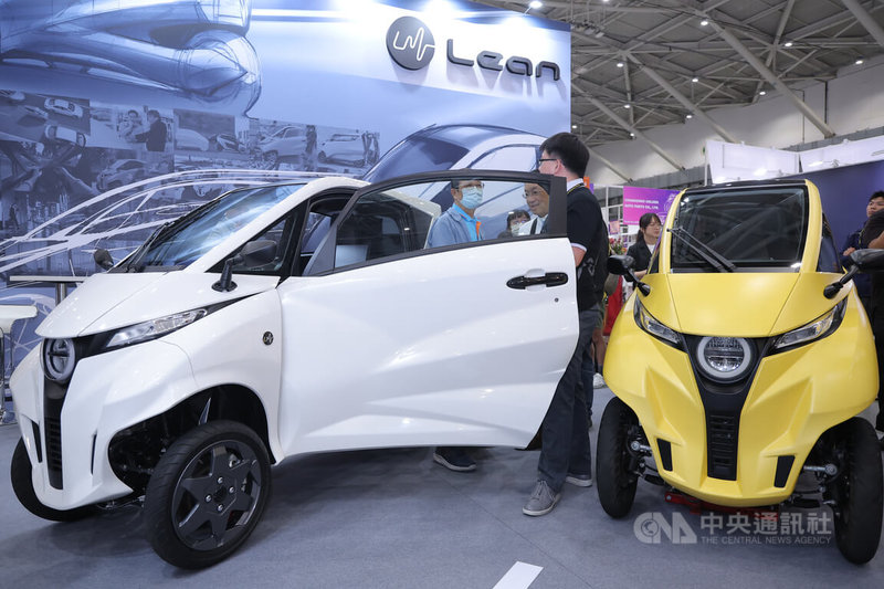 2026台北國際汽機車零配件展、台灣國際智慧移動展以及台北國際車用電子展14日起在南港展覽館登場，Lean Mobility現場展出最新型的城市小型電動車Lean 3，吸引不少民眾前來參觀。中央社記者翁睿坤攝　115年4月14日