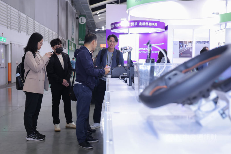 2026年度汽機車零配件、智慧移動與車用電子3大展覽14日在南港展覽館開幕，現場展出各式汽車零組件產品，吸引民眾進場參觀了解。中央社記者翁睿坤攝　115年4月14日