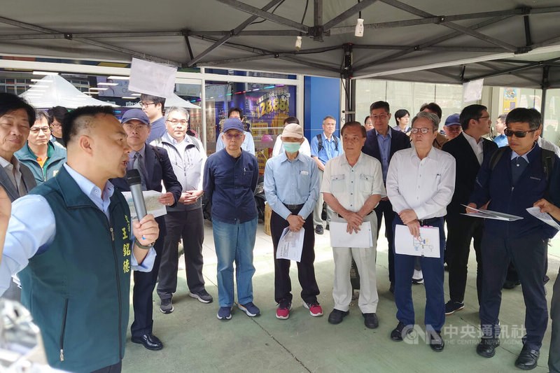 行政院公共工程委員會14日針對台南市先進運輸系統第1期藍線現勘，主委陳金德（前右2）與多名審議委員聽取台南市政府簡報。中央社記者楊思瑞攝 115年4月14日