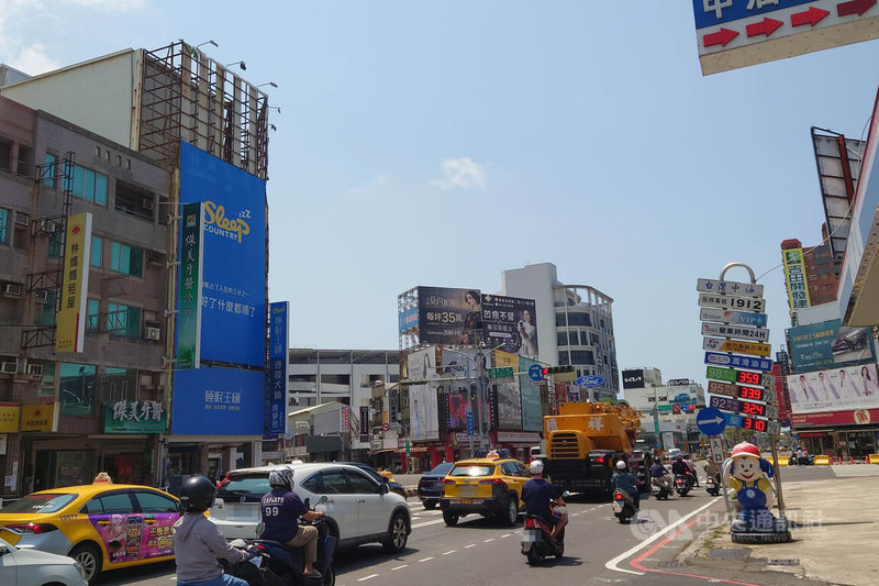台南市先進運輸系統第1期藍線可望於115年底發包,東區東門路與中華東路口為重要節點,民代希望地面上工程進行時間愈短愈好,降低對環境衝擊。中央社記者楊思瑞攝 115年4月14日