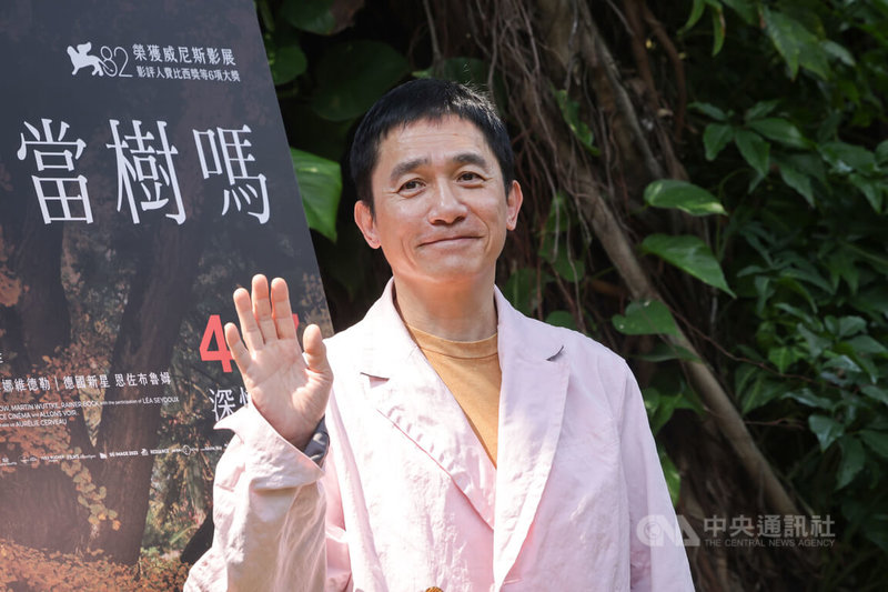 金馬影帝梁朝偉（圖）受邀來台出席金馬電影大師課，14日在台北光點宣傳新片「你是不會當樹嗎」，拍照時露出招牌靦腆笑容。中央社記者裴禛攝　115年4月14日