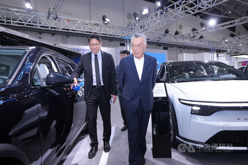 2026台北國際汽機車零配件展、台灣國際智慧移動展以及台北國際車用電子展14日起在台北南港展覽館登場，總統府資政林信義（前右）現身會場，參觀鴻海展攤。中央社記者翁睿坤攝　115年4月14日