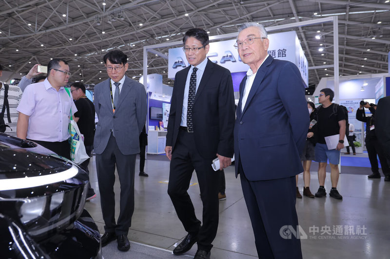 2026台北國際汽機車零配件展、台灣國際智慧移動展以及台北國際車用電子展14日起在台北南港展覽館登場，總統府資政林信義（前右）現身，並參觀鴻海展出的電動車。中央社記者翁睿坤攝　115年4月14日