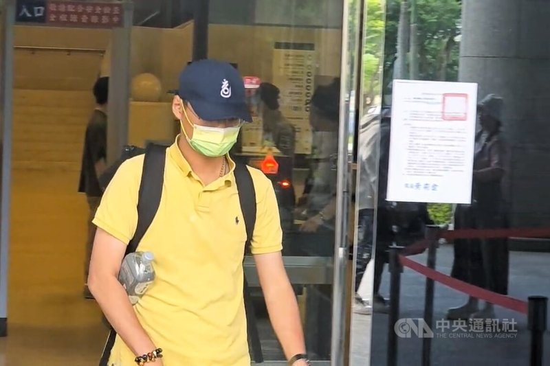 前桃園市長鄭文燦涉華亞科技園區土地開發貪污案,桃園地方法院14日首次進行審理庭,污點證人廖力廷(圖)出庭,接受檢辯三方詰問。中央社記者吳睿騏桃園攝 115年4月14日