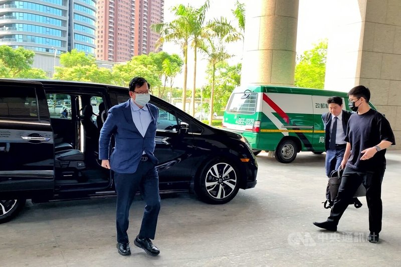 前桃園市長鄭文燦涉華亞科技園區土地開發貪污案，桃園地方法院14日首次進行審理庭，全案進入實質審理階段，鄭文燦（左1）步入法院。中央社記者吳睿騏桃園攝　115年4月14日