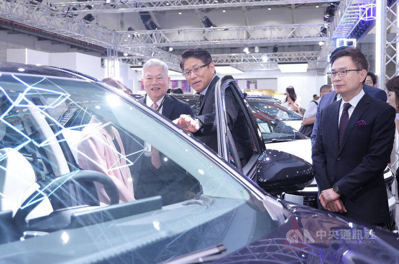 2026台北國際汽機車零配件展、台灣國際智慧移動展以及台北國際車用電子展14日起在南港展覽館登場，中華民國對外貿易發展協會董事長黃志芳（右）、總統府資政沈榮津（左）一同參觀鴻海電動車。中央社記者翁睿坤攝　115年4月14日