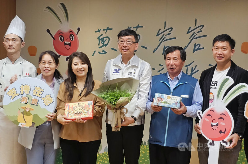 新北市政府14日舉辦「蔥蔥容容．漫遊平溪」記者會，農業局長諶錫輝（右3）表示，珠蔥產季開跑，與平溪區農會合作推出多項優惠促銷活動。中央社記者王鴻國攝　115年4月14日