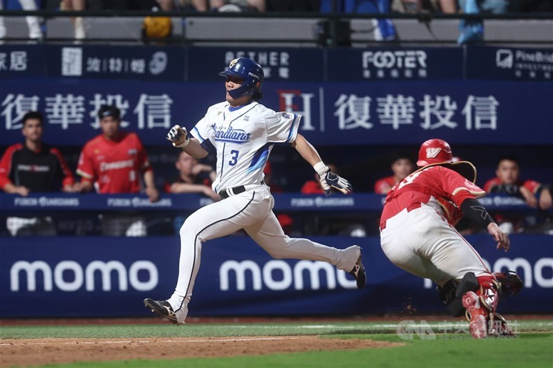 中華職棒富邦悍將14日在主場迎戰味全龍，悍將隊老將王勝偉（前左）9局下半上場代跑，閃過對手跑回致勝分，助隊以4比3逆轉勝。中央社記者王騰毅攝　115年4月14日