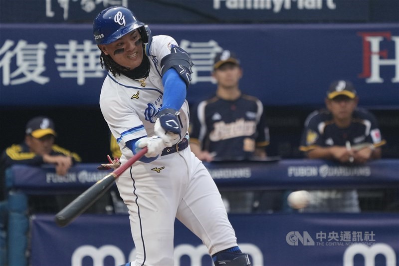 中職富邦悍將14日主場迎戰味全龍，張育成（圖）卻首度沒排進先發打序中，賽前總教練後藤光尊被問起張育成狀況，僅回答「張育成在一軍」。（中央社檔案照片）