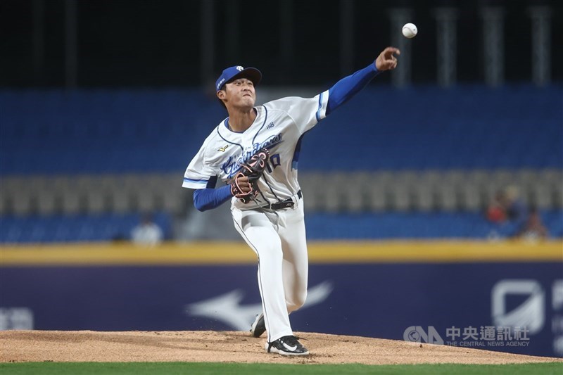 中職富邦悍將14日回到新莊主場迎戰味全龍隊，派出本土左投陳品宏一軍生涯初先發，首局成功化解失分危機。中央社記者王騰毅攝  115年4月14日