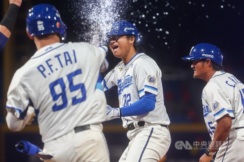 中華職棒例行賽14日在新莊棒球場進行，由富邦悍將迎戰味全龍，悍將孔念恩（中）9局下半擊出再見安打，助隊以4比3逆轉勝，隊友開心灑水慶祝。中央社記者王騰毅攝　115年4月14日
