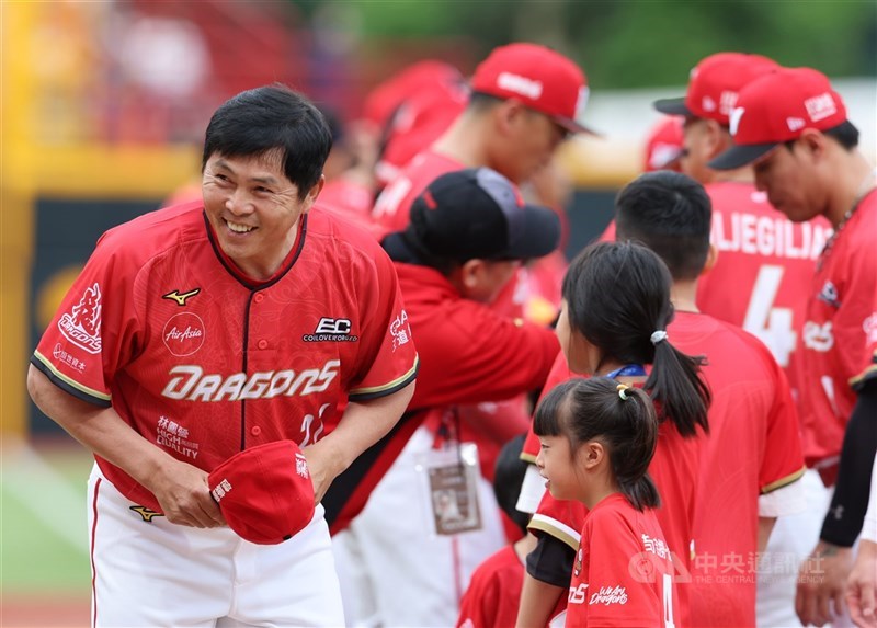 投手徐若熙旅日加盟福岡軟銀鷹隊，前母隊中職味全龍總教練葉君璋（圖）稱讚徐若熙整體變化球掌握度都提升、曲球更得心應手。（中央社檔案照片）