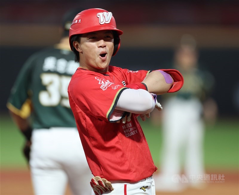 中職味全龍隊野手劉俊緯12日出賽跑壘不適，總教練葉君璋表示，傷勢在「拉傷邊緣」，預計休息3、4天就可以。（中央社檔案照片）