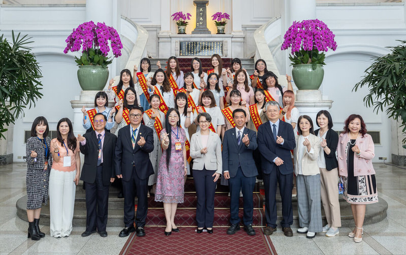 副總統蕭美琴14日接見第33屆幼鐸獎得獎人及中華幼兒教育策進會陪同人員，肯定幼鐸得獎人，從全國數萬名從業人員中脫穎而出，實屬不易；這不僅是一項榮譽，更是對專業精神的最佳肯定。（總統府提供）中央社記者溫貴香傳真　115年4月14日