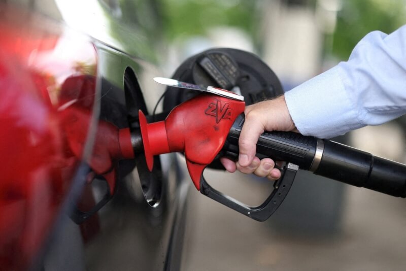 圖為澳洲一處加油站民眾在加油。（路透社）