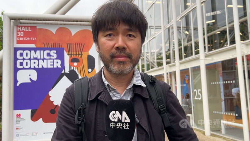 創作者劉旭恭向中央社表示，他認為西風童書重視藝術和圖像呈現，用圖像引導文字與概念，有值得台灣童書借鏡之處。中央社記者黃雅詩波隆那攝　115年4月14日