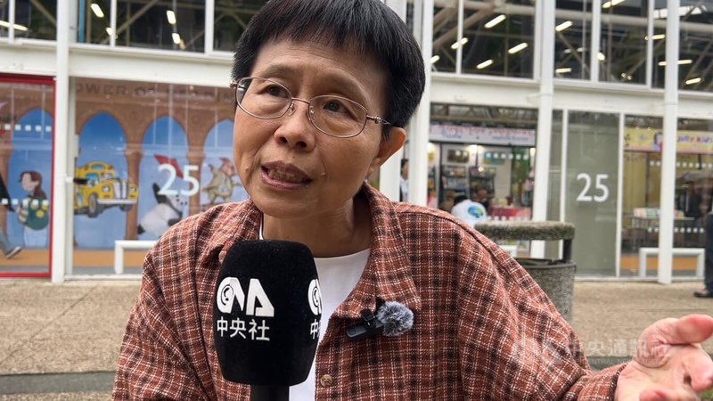 創作者周逸芬接受中央社訪問，強調台灣作品在國際市場要突出必須兼具品質與獨特性。中央社記者黃雅詩波隆那攝　115年4月14日