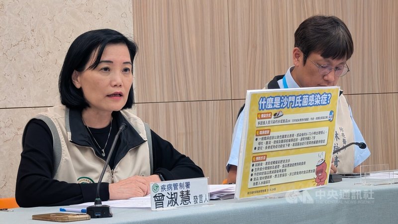 衛福部疾管署公布，國內4月5至11日腹瀉門急診就診人次破12萬，較前週增加約5000人，推測是受清明連假影響；發言人曾淑慧（左）指出，考量近期有媽祖進香活動，推測接下來1週疫情仍升。中央社記者曾以寧攝  115年4月14日