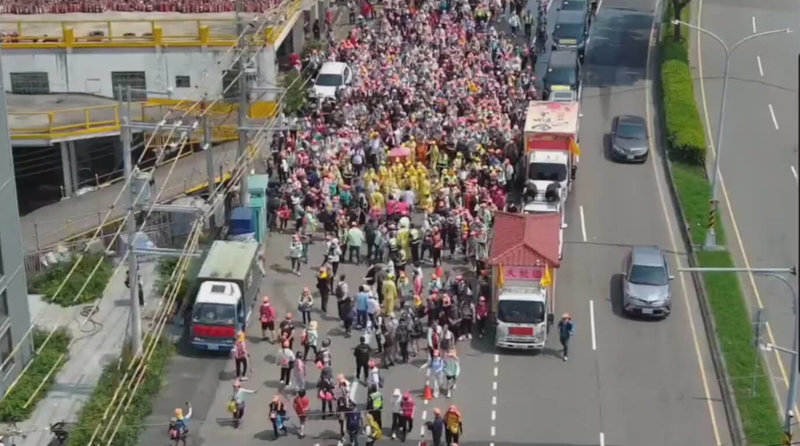 苗栗通霄白沙屯拱天宮媽祖徒步往北港朝天宮進香，14日經過台中清水、大肚等區，台中警方還出動「無人機警察隊」執行空中巡邏，確保維安無死角。（警方提供）中央社記者蘇木春傳真　115年4月14日
