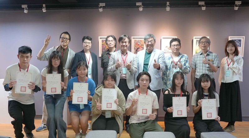 華梵大學舉辦全國高中職插畫A4秀，以「AI之外」為主題，共44件作品獲獎，即日起於華梵大學新北板橋中心「橋藝術空間」展出至16日。（華梵提供）中央社記者許秩維傳真　115年4月14日