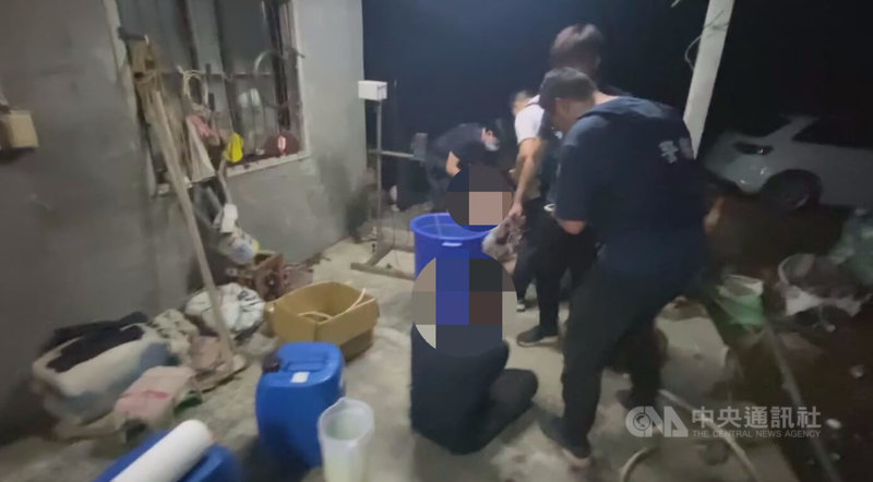 保安警察第三總隊第一大隊14日表示，蔡姓男子在屏東縣萬巒鄉一處宮廟旁鐵皮屋設製毒工廠，利用香燭氣味掩蓋製毒異味，警方查扣製造毒咖啡包原料，送辦蔡男與共犯等2人。（翻攝照片）中央社記者蘇木春傳真　115年4月14日