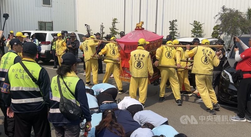 白沙屯媽祖鑾轎14日進入彰化市，下午要從工廠起駕時，工廠員工已排成長龍，準備鑽轎腳，盼媽祖保佑平安健康。中央社記者吳哲豪彰化攝 115年4月14日