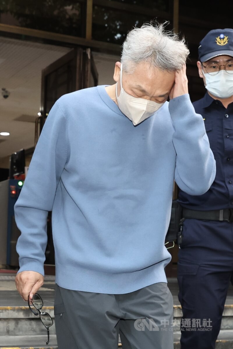 民進黨前立委陳歐珀（中）立委任內被控收賄、詐領助理費，犯罪所得874萬餘元。圖為台北地院去年11月24日開庭，陳歐珀不發一語離去。（中央社檔案照片）