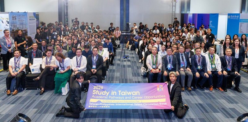 菲律賓海外教育展13日在馬尼拉開幕，駐菲代表周民淦（前排右6）與國立中興大學副校長周濟眾（前排右3）率領15校代表，同菲國高教官員及數百位學子合照。（國立中興大學提供）中央社記者林行健馬尼拉傳真　115年4月14日