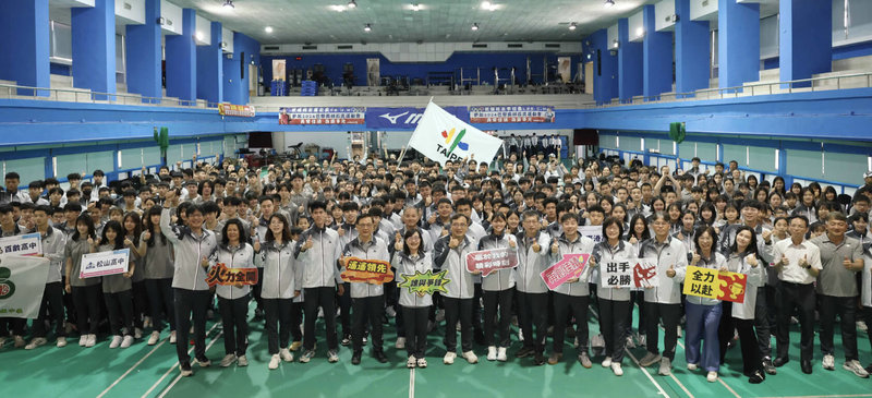 115年全國中等學校運動會在嘉義，台北市教育局14日在大同高中舉辦全中運代表隊授旗典禮，期許選手勇奪佳績。（台北市教育局提供）中央社記者楊淑閔傳真　115年4月14日