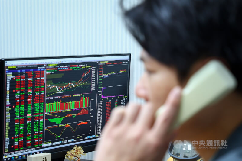 台股突破36000點，今年以來截至4月初，國泰證券的未成年開戶數已突破16萬戶。圖為北市一間證券商從業人員緊盯盤勢走向。（中央社檔案照片）