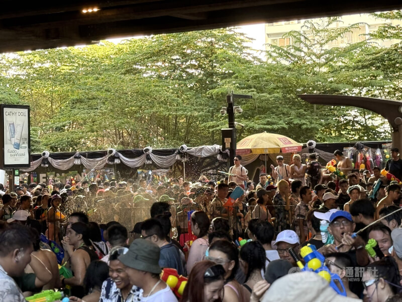 泰國潑水節13日揭開序幕，曼谷是隆路封街，吸引大批民眾和國際遊客大打水仗。（中央社檔案照片）