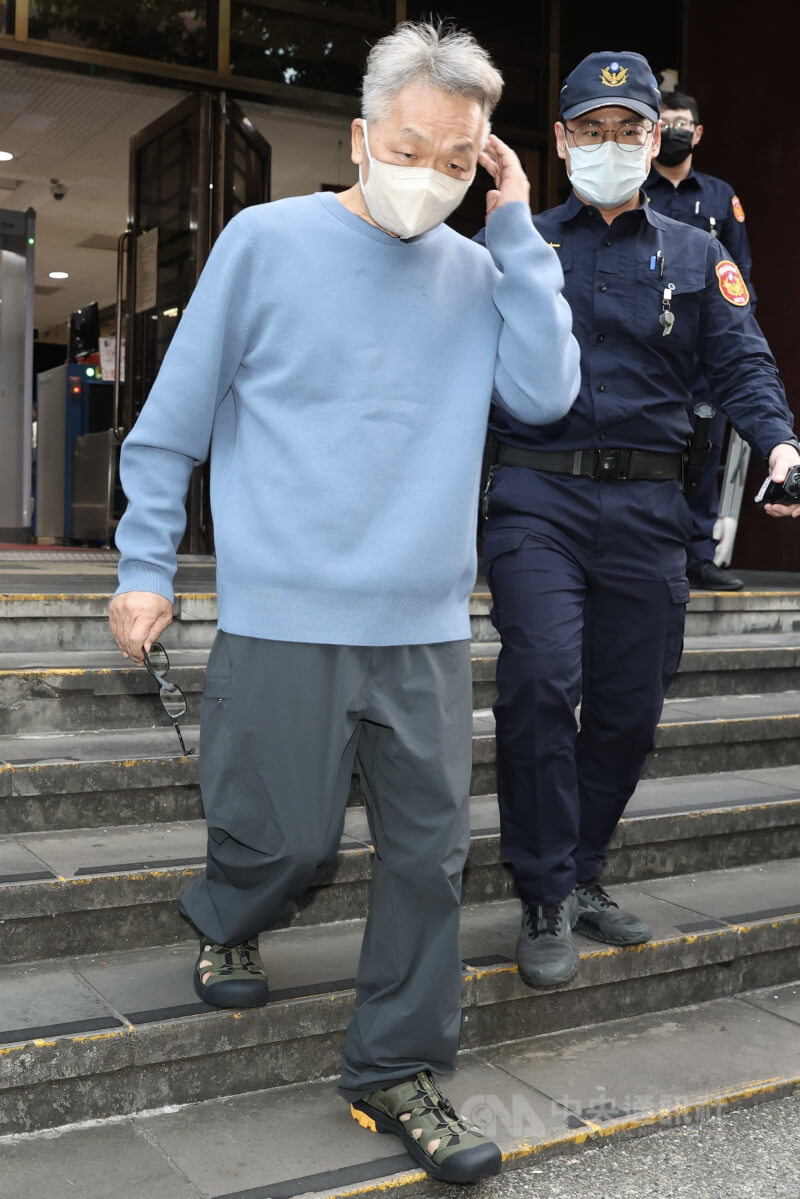 圖為前立委陳歐珀（前左）去年11月赴台北地方法院出庭後準備坐車離去。（中央社檔案照片）