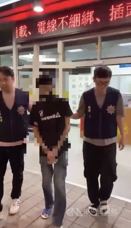 蔡姓男子（中）14日凌晨站在台北市街頭且姿態猶如殭屍，遭警方查獲持有毒品海洛因，排除有毒品芬太尼。（翻攝照片）中央社記者黃麗芸傳真　115年4月14日