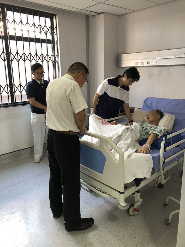 豪登省台僑警友會會長尤向光攜手慈濟南非分會執行長黃騰緯（左1）、僑務委員羅應肇（左2）及南非大約堡地區急難救助協會會長張智源（左3）於醫院探視病患，陪伴病患走人生最後一哩路。（尤向光提供）中央社記者李依璇傳真　115年4月14日