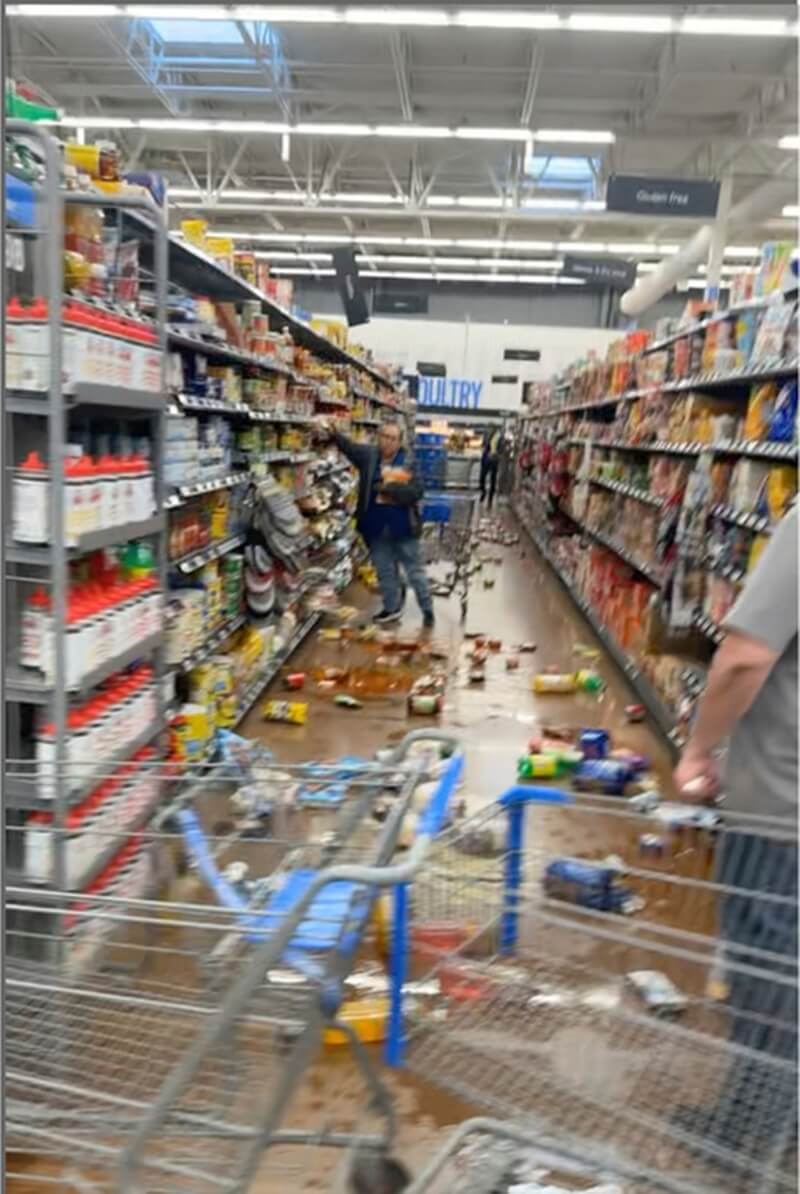 內華達州13日晚間6時30分前發生規模5.7地震，一家雜貨店的通道上玻璃破碎、食品散落一地。（Kaitlin Ritchie via 美聯社）