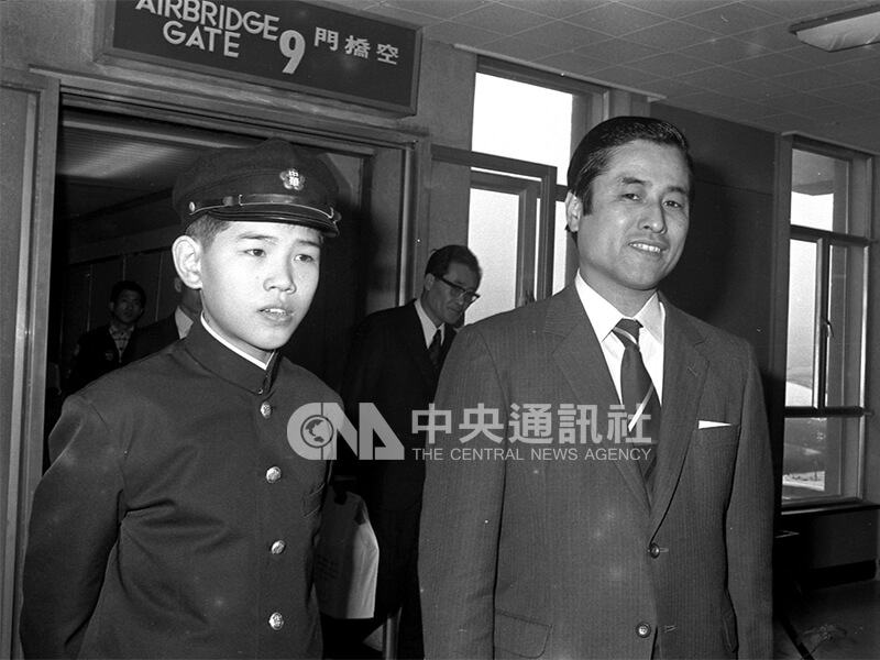 小棋士王立誠(左),由他的日本老師加納嘉德九段(右)陪同,搭機返抵台北探親。中央社記者陳永魁攝 60年12月21日