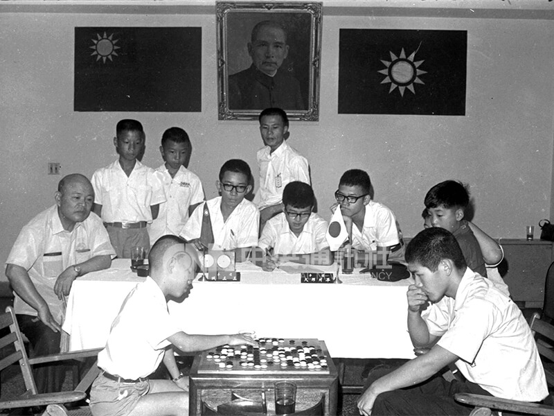 台、日、韓第二屆學生圍棋親善賽,於台北中央日報社會議室舉行。小棋手王立誠(左)與日本隊選手對弈。中央社記者馮國鏘攝 58年8月22日