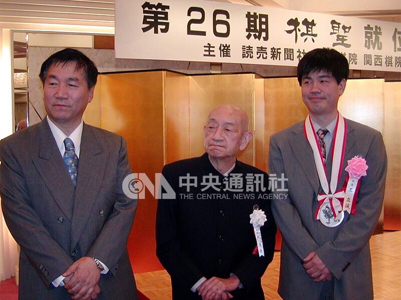 旅日圍棋好手王立誠（右）棋聖就位典禮，知名國手吳清源（中）、林海峰（左）都到場同賀，圍棋界三代名人在棋聖就位典禮上合影，留下了難得的歷史鏡頭。中央社記者黃菁菁攝　91年4月19日