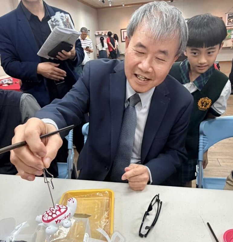 教育部長鄭英耀（前）13日前往澎湖轄內的國中小與高中職等校訪視，肯定各校的特色教學。（澎湖縣政府提供）中央社  115年4月14日