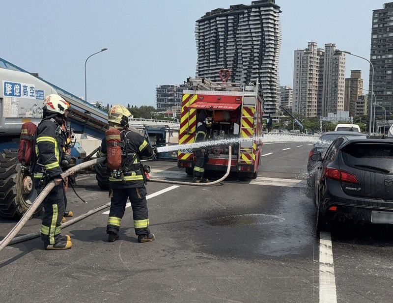 為確保淡江大橋通車後行車安全，並建立完善緊急事故應變機制，交通部公路局北區養護工程分局14日聯合新北市政府警察局及消防局，完成通車前跨機關聯合演練，模擬通車後可能發生的多項突發狀況。（交通部公路局北區養護工程分局提供）中央社記者黃巧雯傳真　115年4月14日