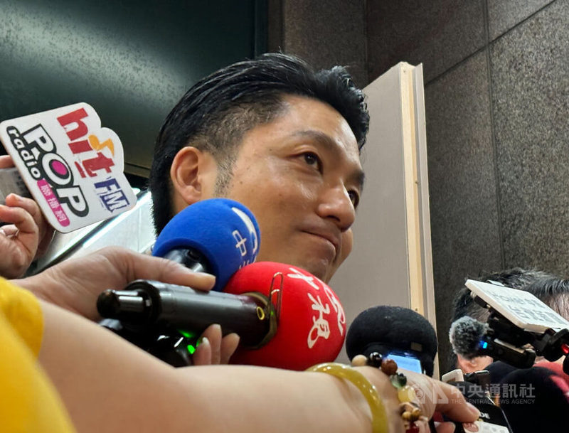 台北市長蔣萬安15日被媒體堵訪時表示，很高興看到桃園推動垃圾費隨袋徵收，台北市自實施以來家戶垃圾減量65%，受到國際肯定，願意與各縣市交流經驗。中央社記者陳昱婷攝　115年4月15日