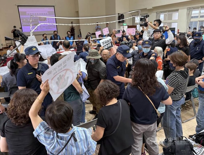 南投縣沒有垃圾焚化爐,須依賴外縣市意願協助處理,縣府擬在名間鄉新民村興建南投縣垃圾處理及再生能源中心,15日召開二階環評範疇界定會議,居民反對到場抗議,場面一度混亂。中央社記者蕭博陽南投縣攝 115年4月15日