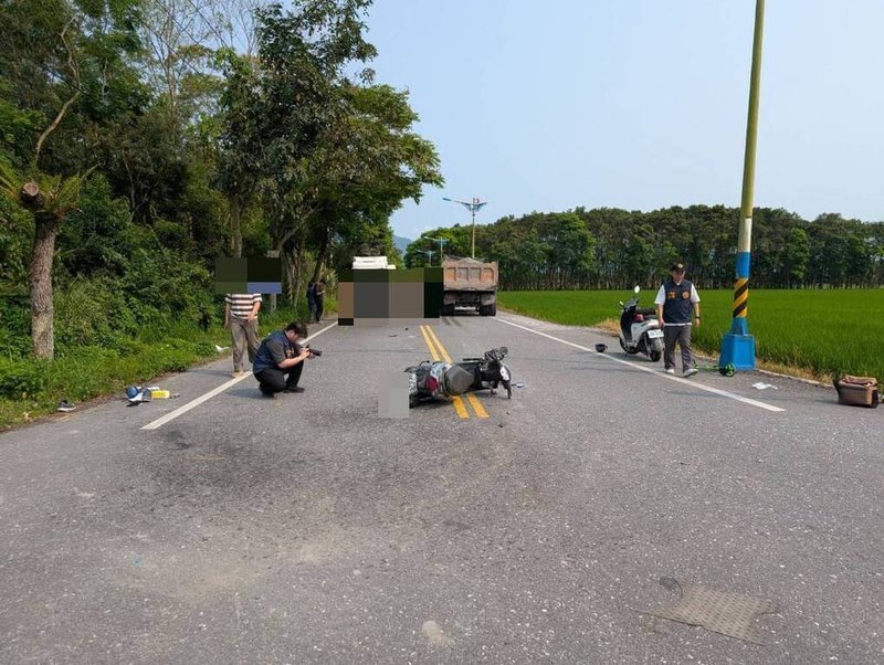 花蓮縣鳳林鎮榮開路與兆豐路口15日下午一輛雙載機車與曳引車發生車禍，65歲機車騎士與75歲乘客皆傷重不治，曳引車駕駛沒有受傷，肇因仍待警方調查釐清。（民眾提供）中央社記者李先鳳傳真　115年4月15日