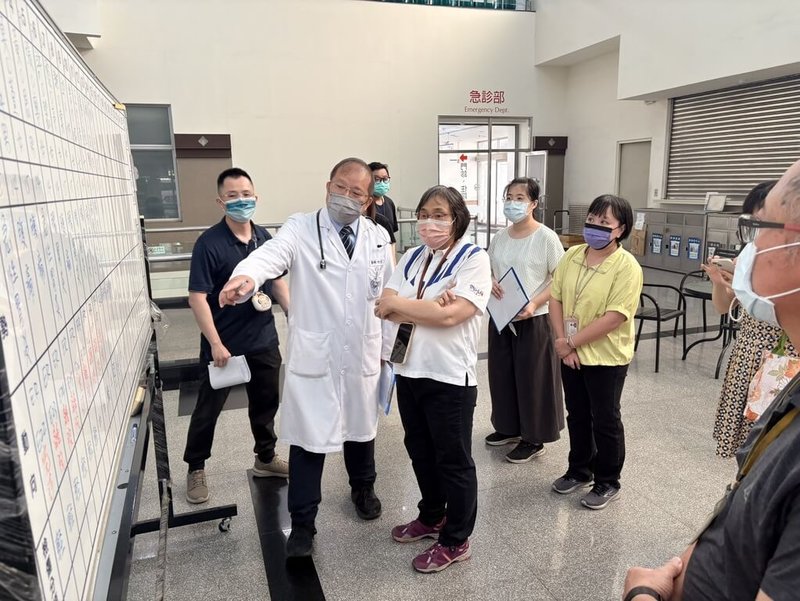 桃園市平鎮國中畢業旅行至雲林縣遊玩，15日凌晨多名師生出現食物中毒症狀送成功大學醫學院附設醫院斗六分院醫治，雲林縣衛生局長曾春美（前左2）到院瞭解情況。（雲林縣衛生局提供）中央社記者蔡智明傳真　115年4月15日