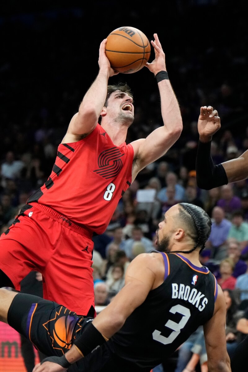 波特蘭拓荒者隊的阿維亞（持球者）14日獨拿41分率領全軍晉級季後賽。（美聯社）